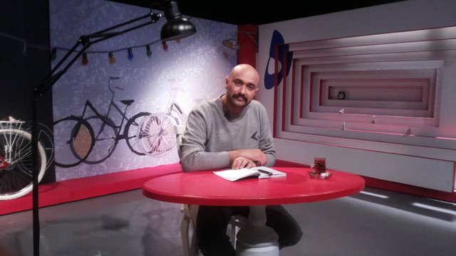 همراه بازیگران کتاب می‌خوانیم