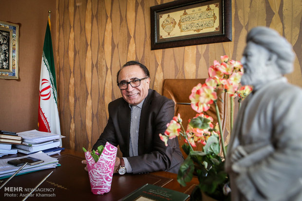 اسماعیل آذر گفت: